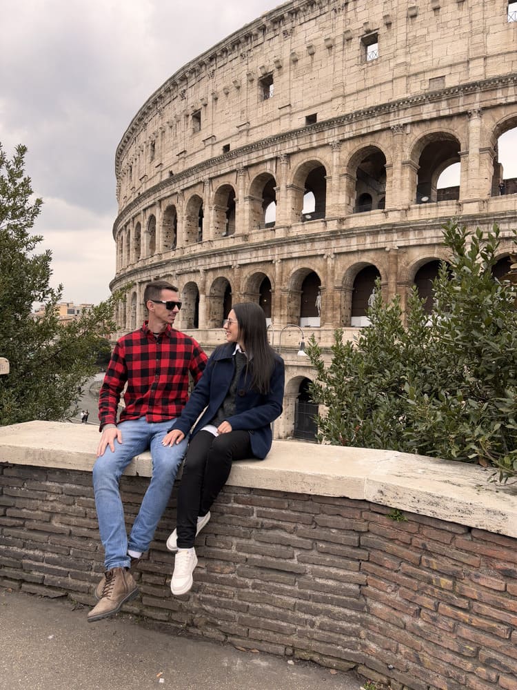 Casal em frente ao Coliseu em Roma