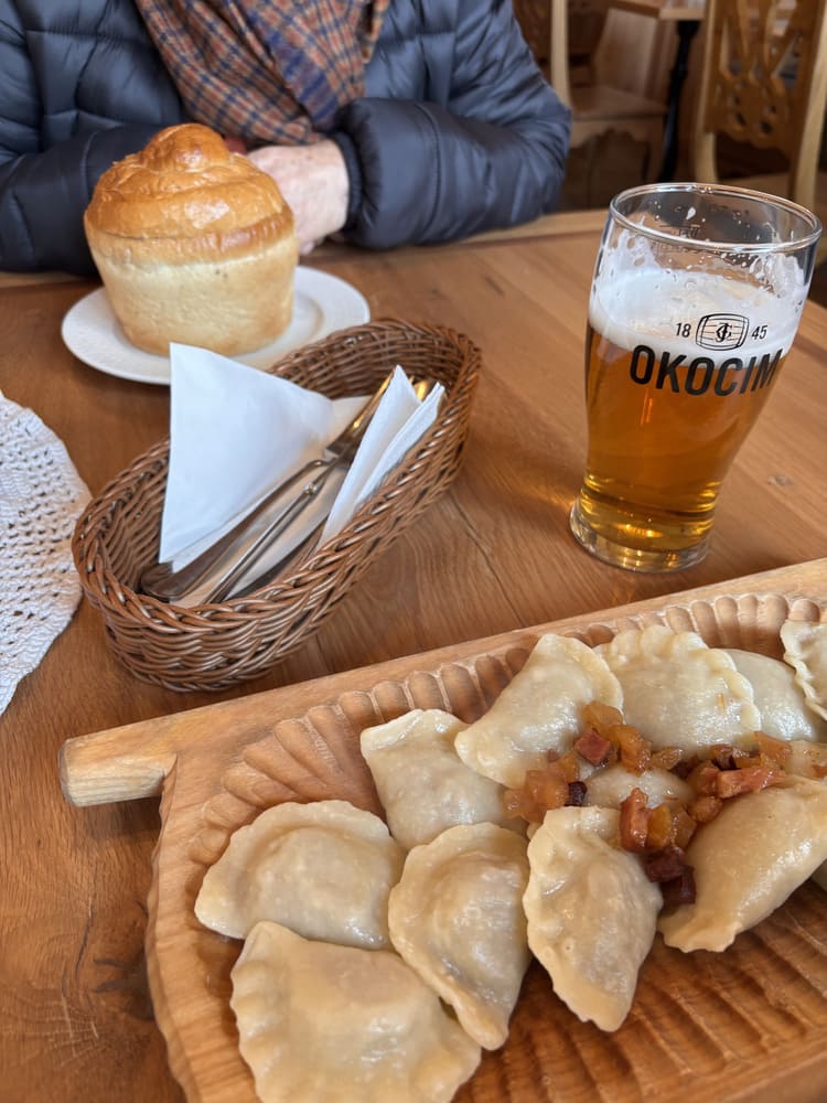 Pierogi, prato típico da Polônia acompanhado de uma cerveja polonesa.