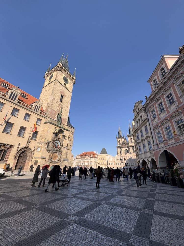 Praça da cidade velha de Praga - República Tcheca. Com vista para o relógio astronômico.